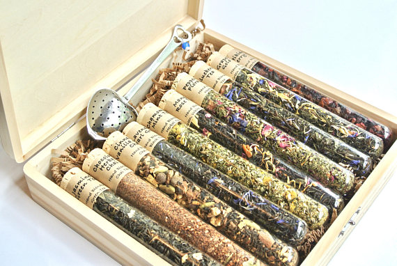 Know someone who loves teas? This loose leaf tea sampler is a great holiday gift idea!