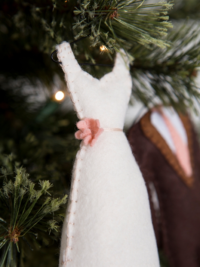These handmade felt bride and groom Christmas ornaments are the cutest!