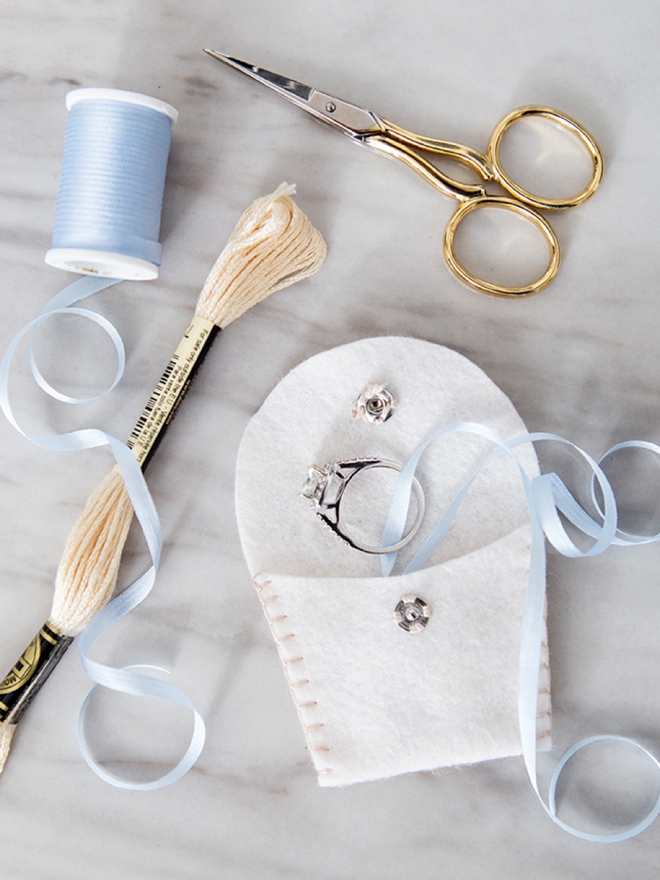 These DIY felt wedding ring pouches are beyond adorable!