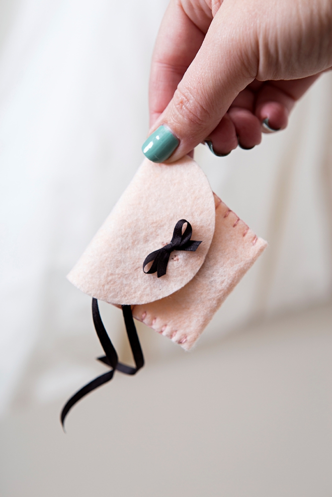 These DIY felt wedding ring pouches are beyond adorable!