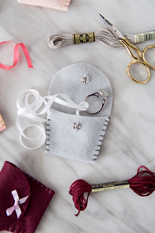 These DIY felt wedding ring pouches are beyond adorable!