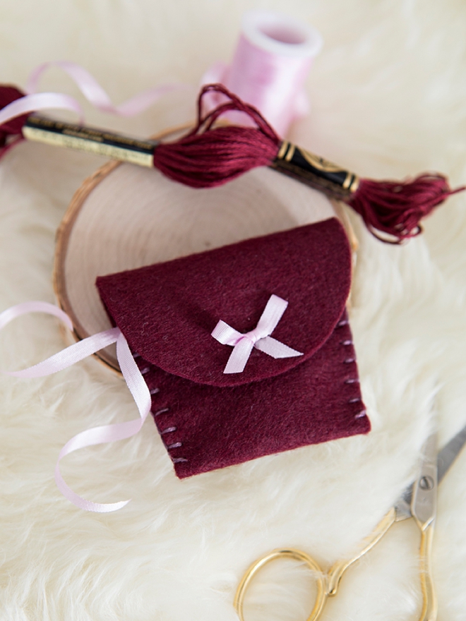 These DIY felt wedding ring pouches are beyond adorable!