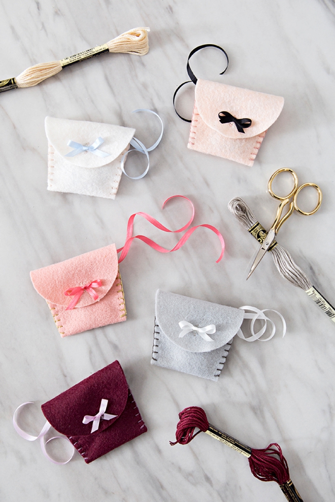 These DIY felt wedding ring pouches are beyond adorable!