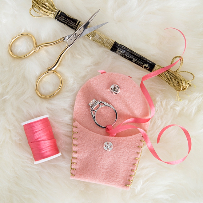 These DIY felt wedding ring pouches are beyond adorable!