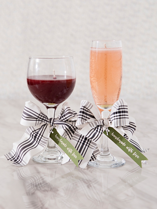 These DIY wine candles would make awesome holiday gifts!