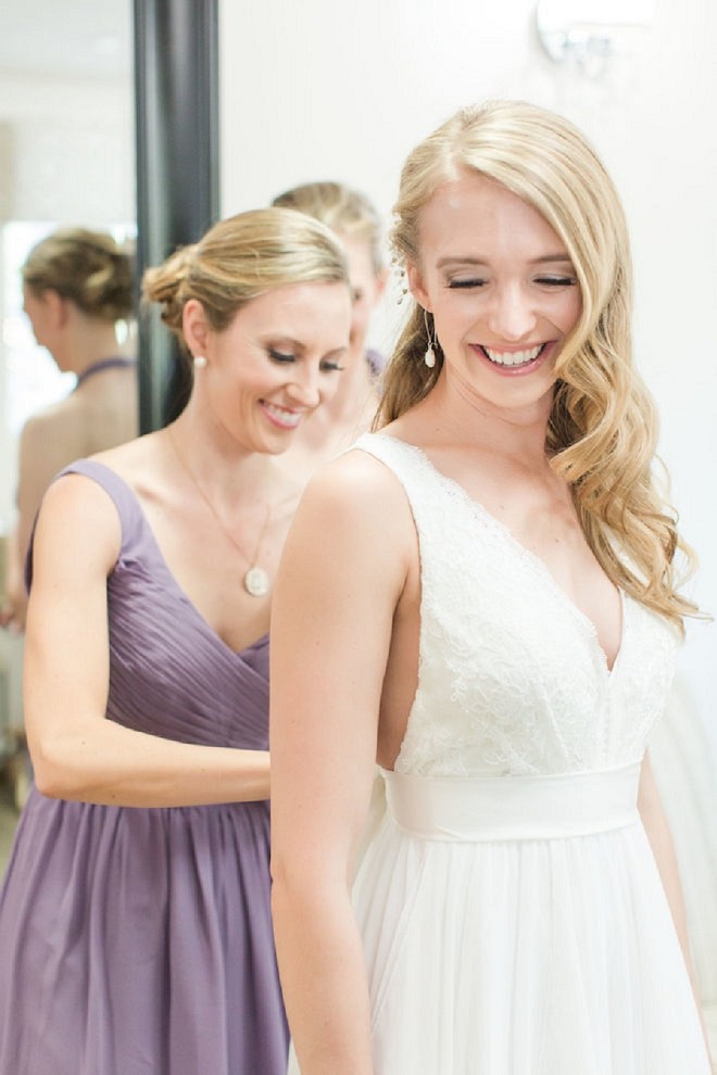 We love this Bride's stunning and simple wedding hair!