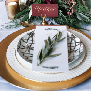 How gorgeous is this styled DIY-style tablescape?! Get ready to be inspired!