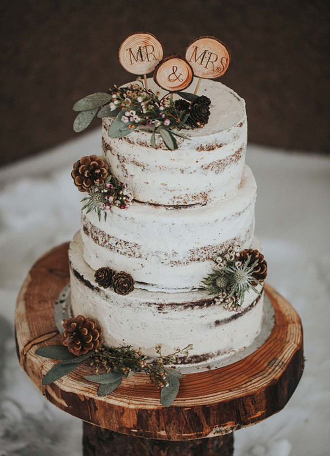 A cake with wintery details is perfect for a Christmas wedding.