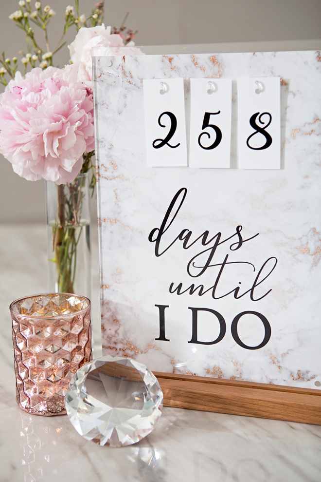 This DIY wedding countdown sign has free printable files!