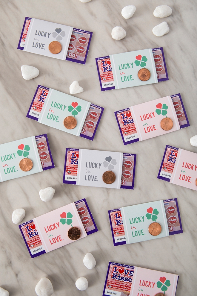 These DIY $1 scratcher wedding favors are SO cute!