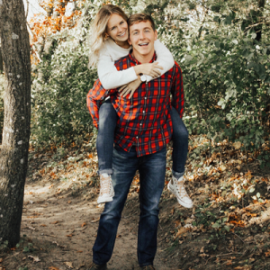 How CUTE is our new Bridal Blogger Carli's engagement session?! LOVE!