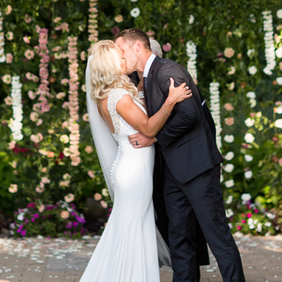 How gorgeous is this Spring wedding?! We're dying over every detail!