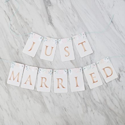 This Free Printable "Just Married" Floral Banner Is SO Cute!!