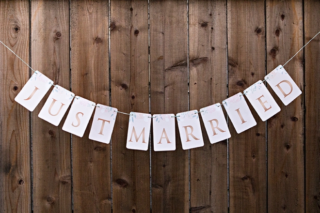 Free printable Just Married banner with a floral design and rose gold letters!