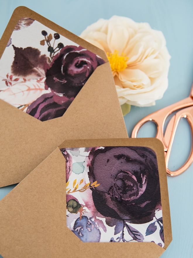 These free printable floral envelope liners are SO pretty!
