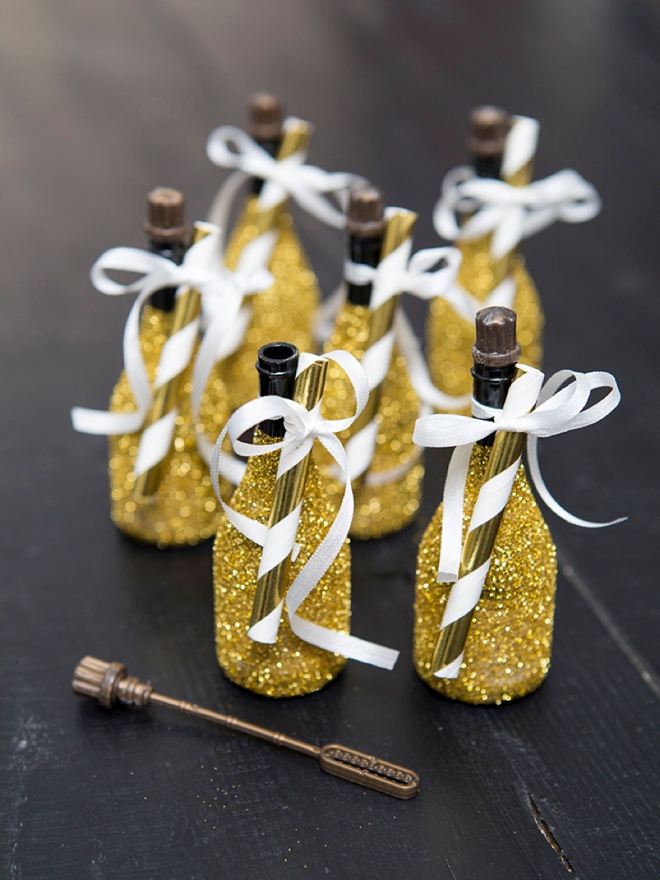 Embellish champagne bubble bottles with glitter, yaaass!