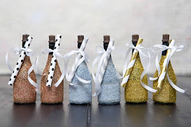 OMG, these DIY glittered mini champagne bubbles are the cutest!