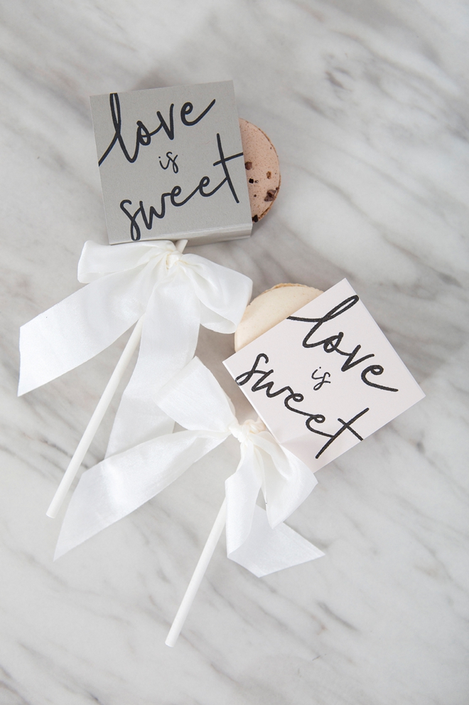 These DIY macaron wedding favors are the cutest!