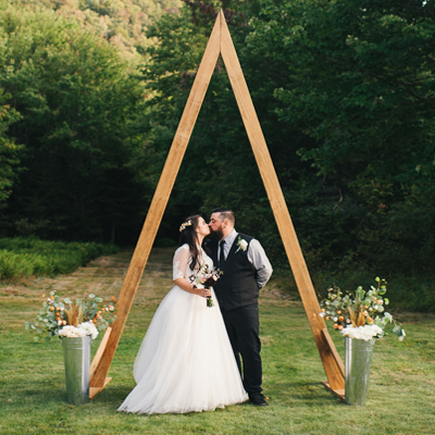 We're SWOONING over this gorgeous wooded wedding with SO many gorgeous DIY details!