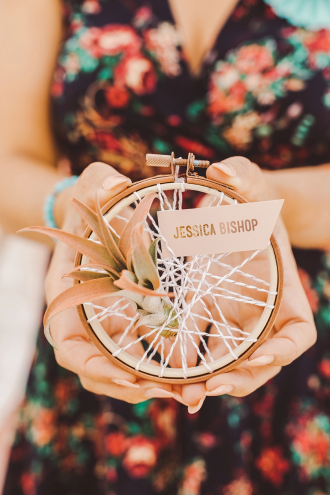 How cute is this embroidery hoop air plant favor!?