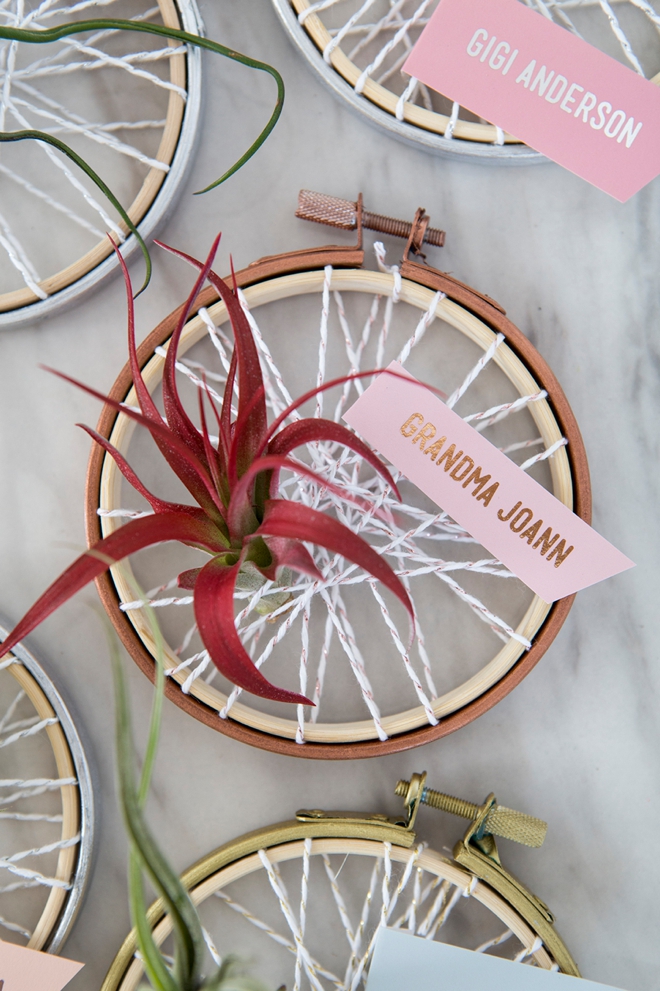 How cute is this embroidery hoop air plant baby shower favor!?