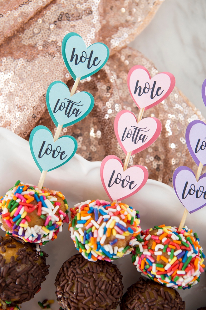 Make your own donut skewer wedding favors!