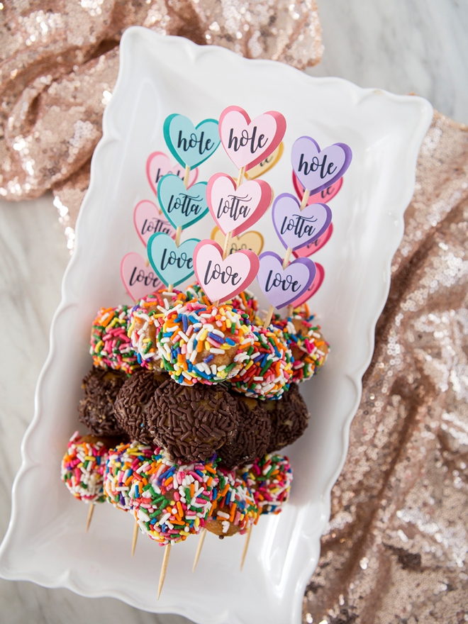 Make your own donut skewer wedding favors!