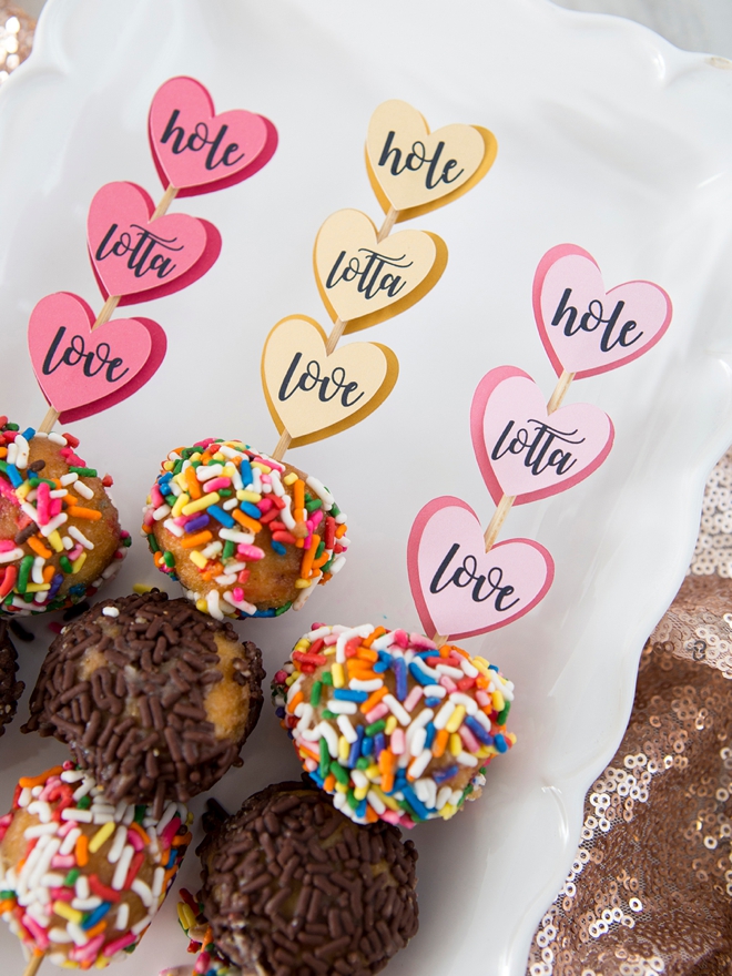 Make your own donut skewer wedding favors!