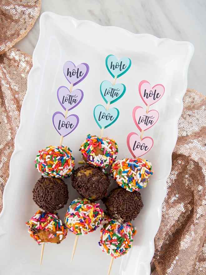 Make your own donut skewer wedding favors!