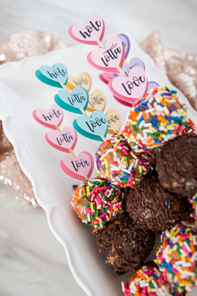 Make your own donut skewer wedding favors!