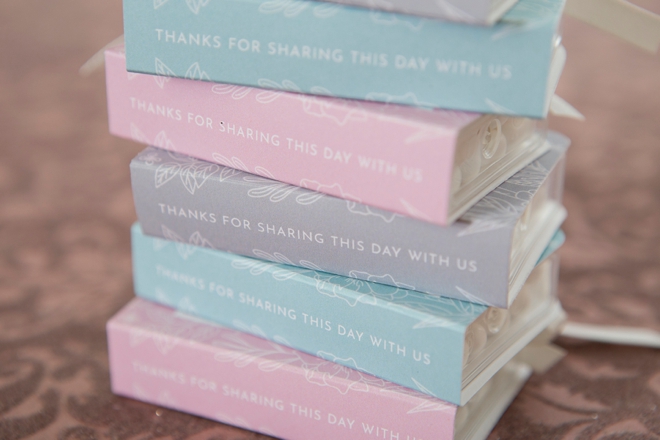 These DIY tic-tac book wedding favors are the cutest!