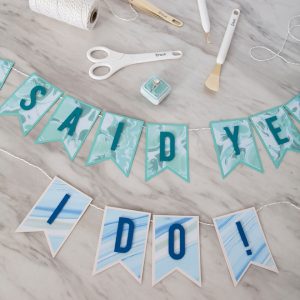 How to make easy vinyl wedding banners using your Cricut!