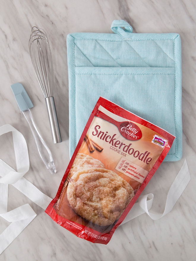 These DIY Cake Mix Pot Holder Gifts are adorable, perfect for a bridal shower!