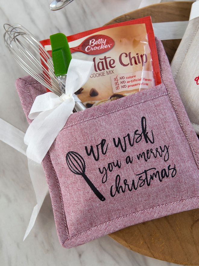 These DIY Cake Mix Pot Holder Gifts are adorable, perfect for the holidays!