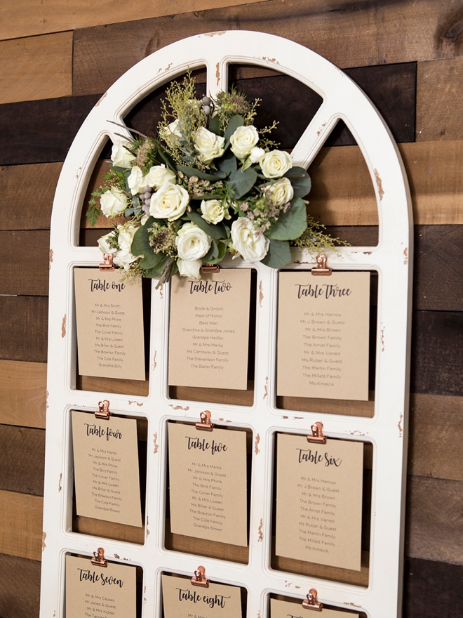 These DIY wedding sign flower arrangements are gorgeous!