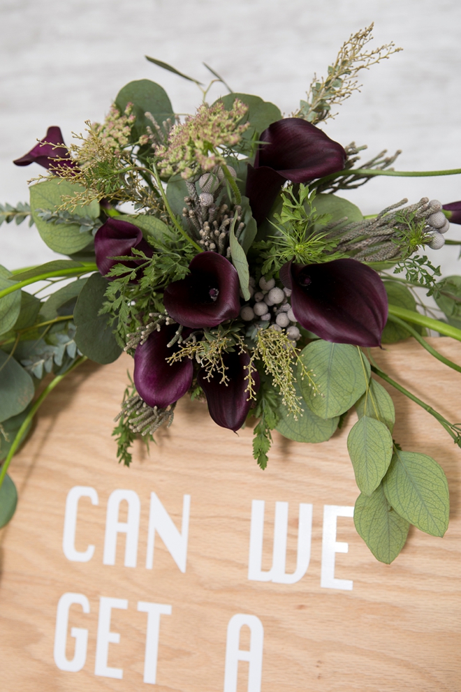 These DIY wedding sign flower arrangements are gorgeous!