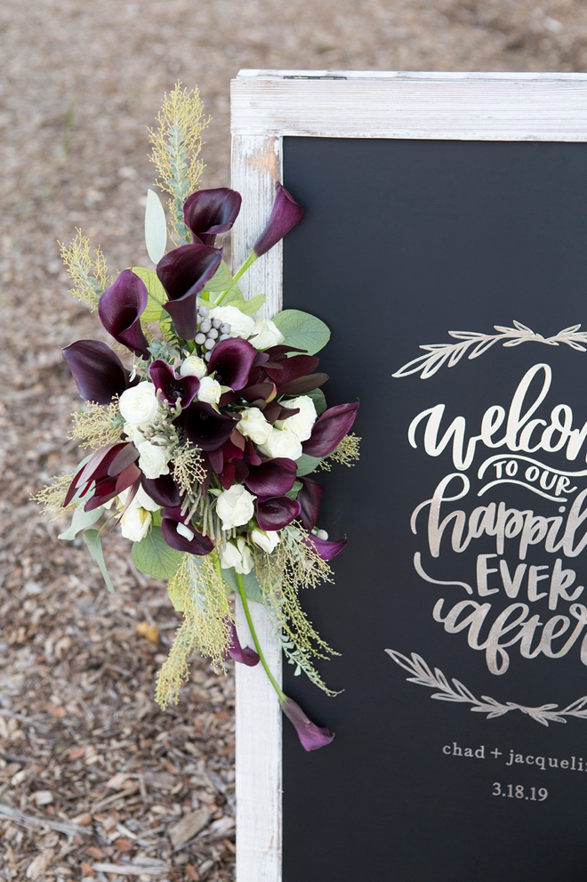 These DIY wedding sign flower arrangements are gorgeous!