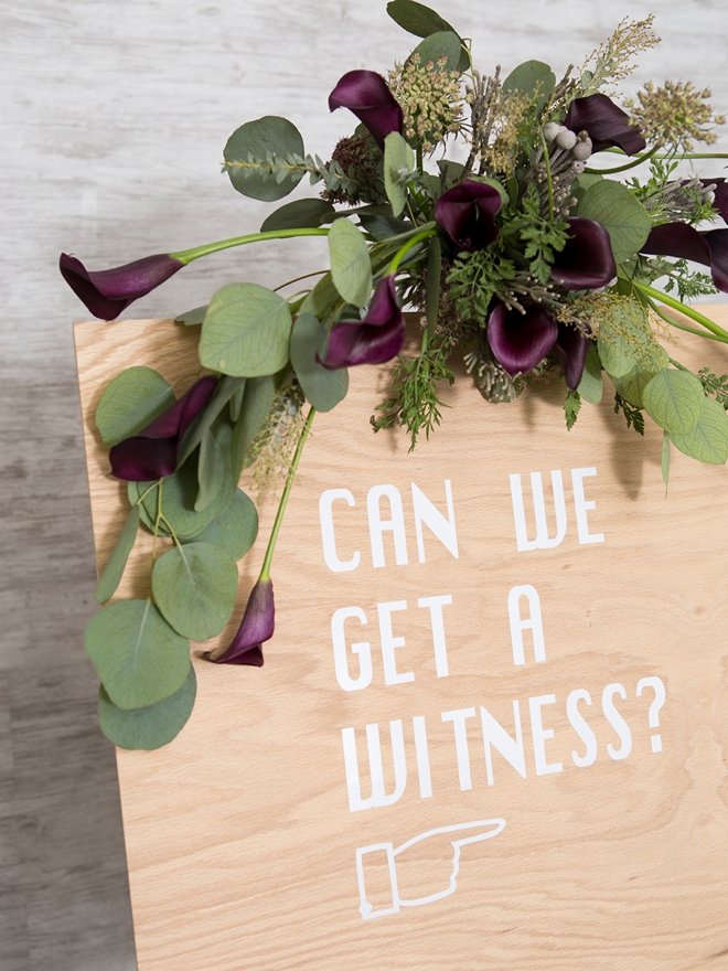 These DIY wedding sign flower arrangements are gorgeous!