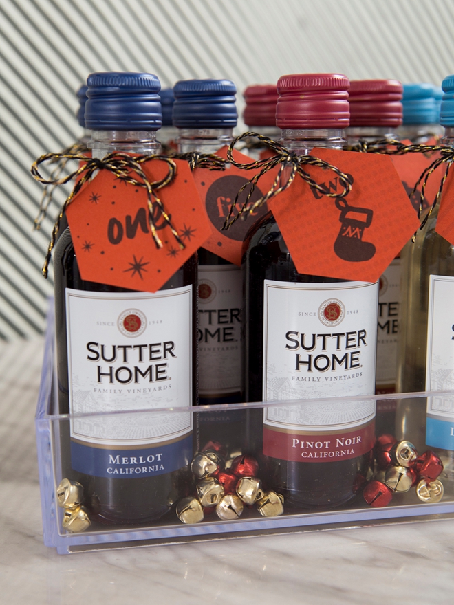 OMG, this is a DIY mini wine advent calendar for the holidays!