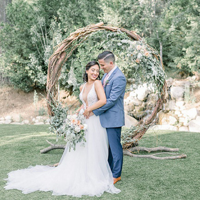 How STUNNING is this ceremony arch? Every detail is stunning at this styled intimate elopement on the blog now!