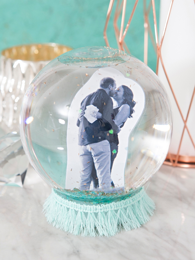 Learn how to make your own photo snow globes, so easy and cute!