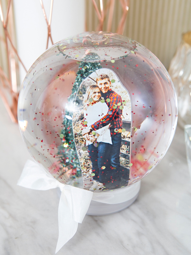 These DIY wedding photo snow globes are amazing!