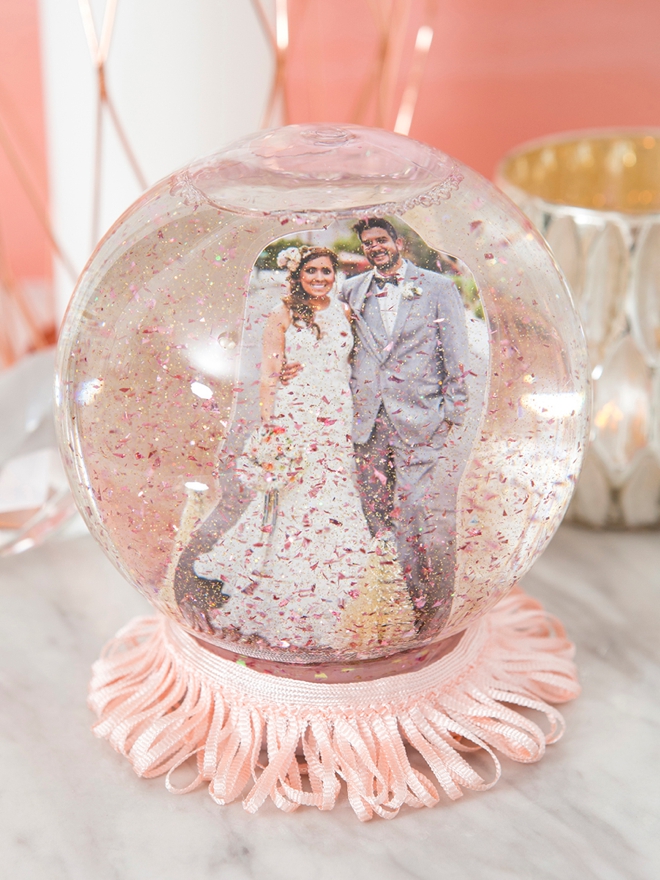 Learn how to make your own photo snow globes, so easy and cute!