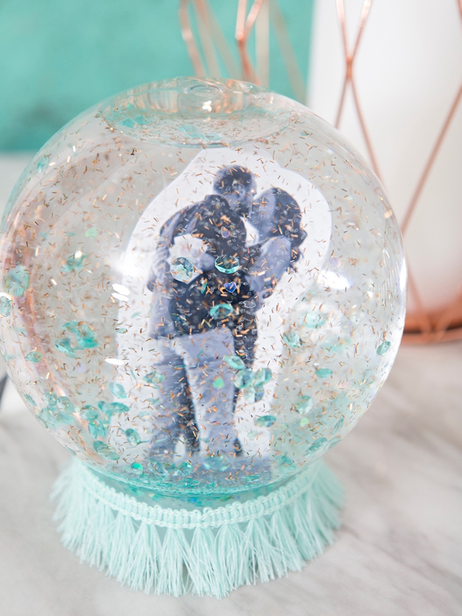 These DIY wedding photo snow globes are amazing!