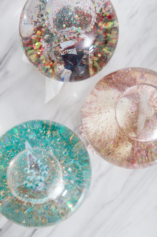 These DIY wedding photo snow globes are amazing!