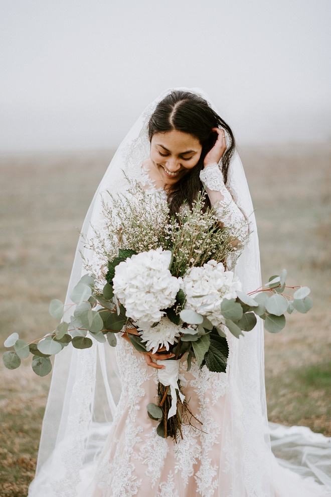 This gorgeous bouquet full of whites and greens is such a showstopper! Don't miss this sweet couples wedding on the blog now!