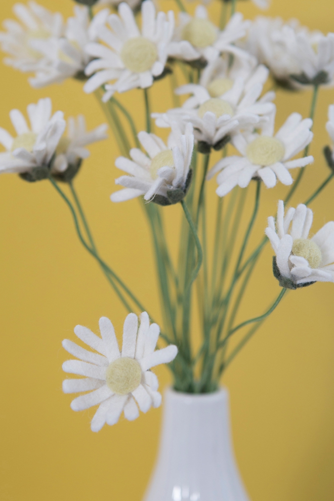 Learn how to make the most adorable mini daisies out of felt!
