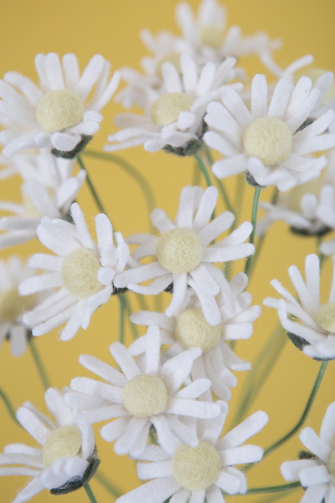 How adorable are these DIY felt mini daisies!?