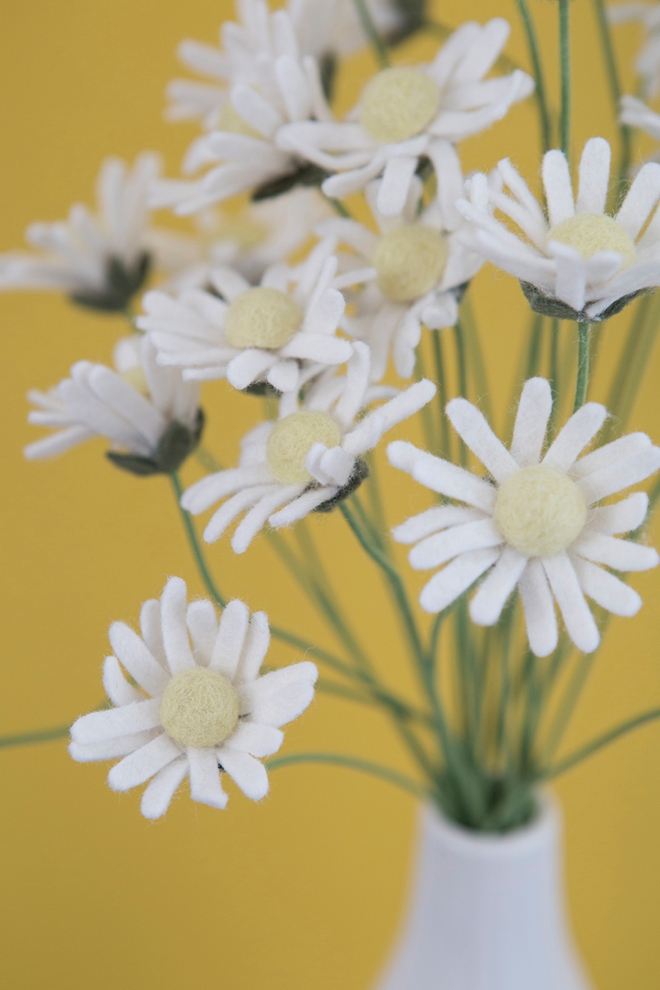 Learn how to make the most adorable mini daisies out of felt!
