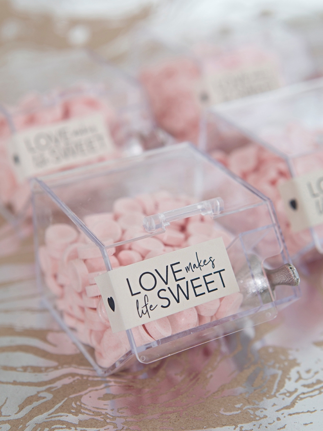 How adorable are these DIY mini candy bin favors?!